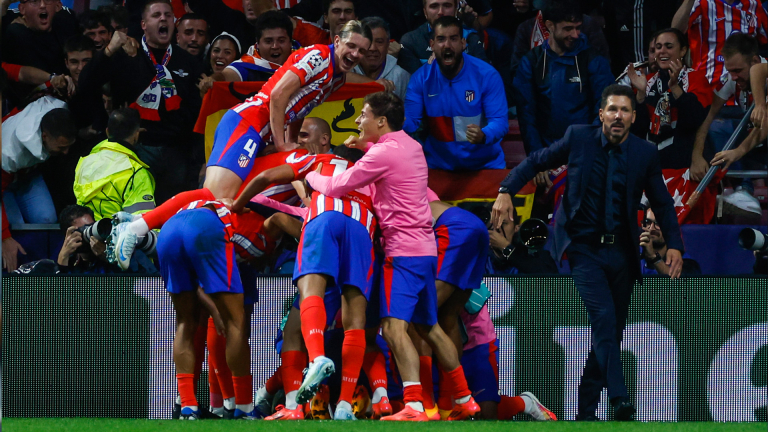 El Atlético de Madrid celebra el gol de Giménez frente al Leipzig en el minuto 90 de partido