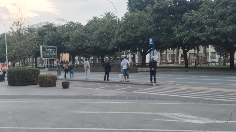 Gente esperando por un taxi en A Coruña