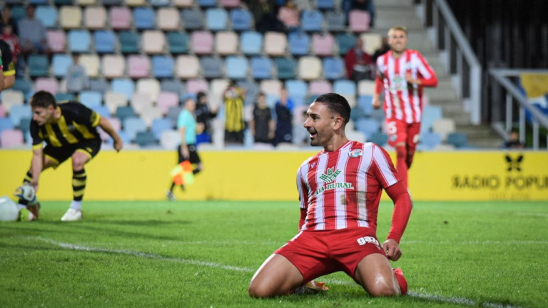 Kike Márquez mira a la grada tras el gol de penalti en Barakaldo