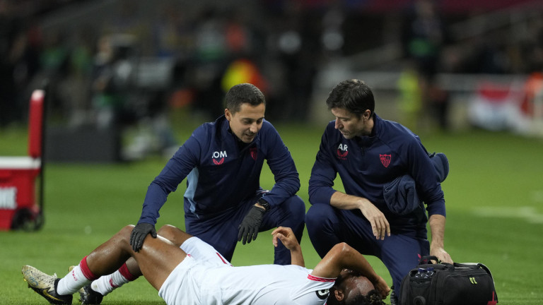 BARCELONA, 20/10/2024.- El delantero del Sevilla Chidera Ejuke (tumbado) es atendido por los servicios médicos del equipo, durante el partido de LaLiga que FC Barcelona y Sevilla FC disputan este domingo en el estadio Lluis Companys. EFE/Alejandro García