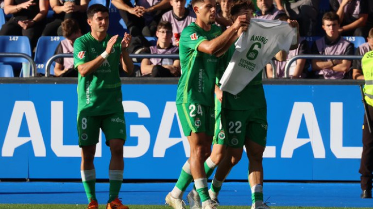 Javi Montero y Pablo Rodríguez sostienen una camiseta dedicada a Íñigo tras un gol