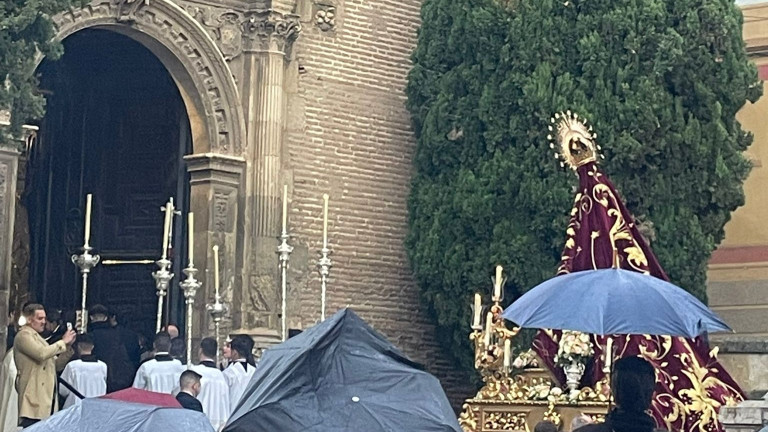 La Virgen de los Reyes se refugia en la Parroquia de Santa Ana ante la presencia de la lluvia