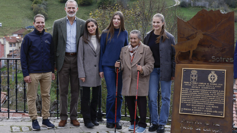 La Familia Real junto al monolito de Sotres