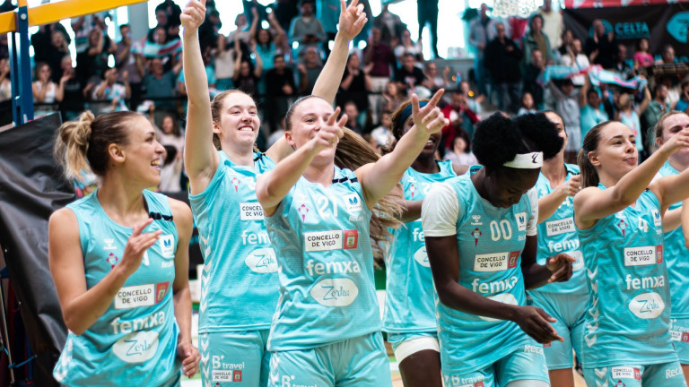 Las jugadores del Celta Femxa Zorka celebran su primer triunfo