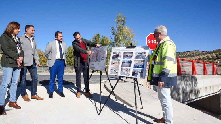 Recepción de las obras de mejora de la carretera provincial GR-3100 con el diputado provincial de Obras Públicas y Vivienda, José Ramón Jiménez, y el alcalde de Domingo Pérez, Eloy Vera