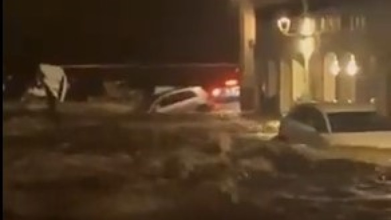 Coches arrastrados por la riera de Cadaqués al inundarse por las intensas lluvias