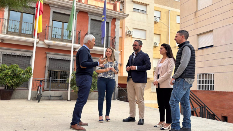 El presidente de Faeca en Granada, Fulgencio Torres, a la izquierda en la imagen, junto la alcaldesa de Gualchos-Castell de Ferro, Toñi Antequera, y, a su izquierda, el diputado provincial de Agua, Antonio Mancilla