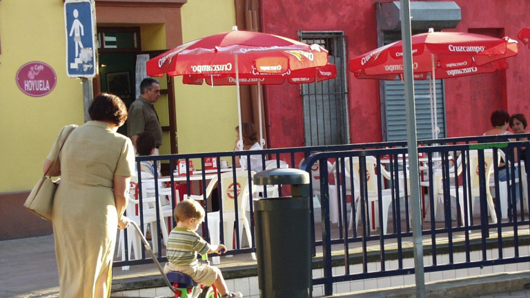 Imagen de un niño en una calle de Maliaño, en el municipio de Camargo.