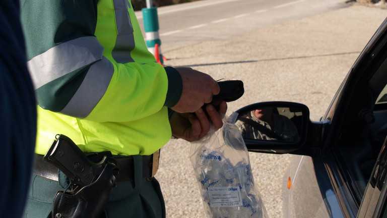 Un agente de la Guardia Civil durante un control de alcoholemia