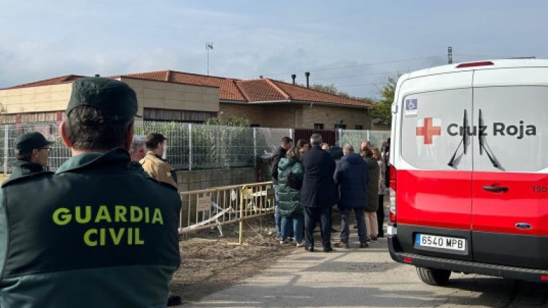 Cruz Roja y la Guardia Civil a las puertas de la residencia de Villafranca.