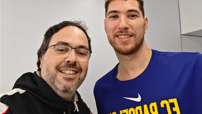 Joel Parra, jugador del Barcelona de baloncesto, con Albert Díez