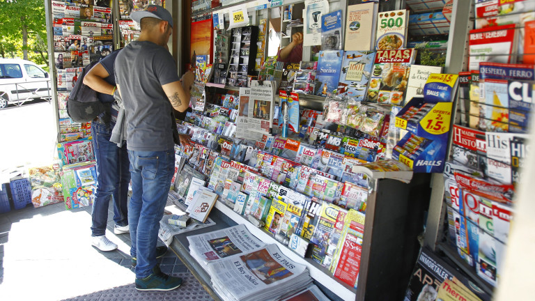 Un joven, comprando en un kiosco de prensa