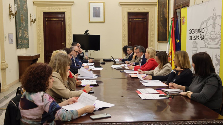 El subdelegado del Gobierno en Granada, José Antonio Montilla, a la derecha en la imagen, ha asistido a la comisión del PFEA