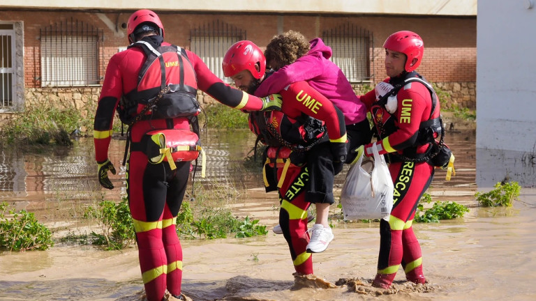 Mienbros de la Unidad Militar de Emergencias en acción