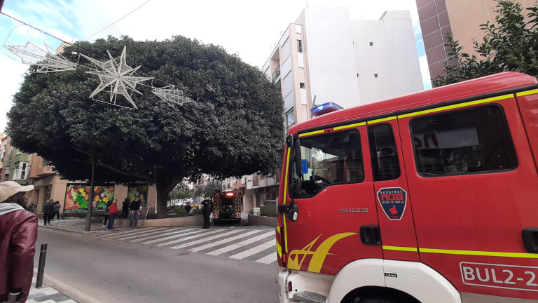 Camiones de bomberos en el lugar del incendio en el centro de Lorca