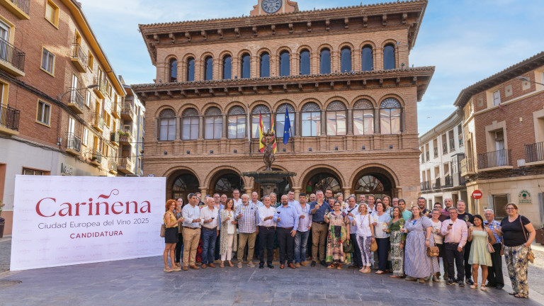 Foto de familia  de la candidatura de Cariñena delante del Ayuntamiento de la ciudad.