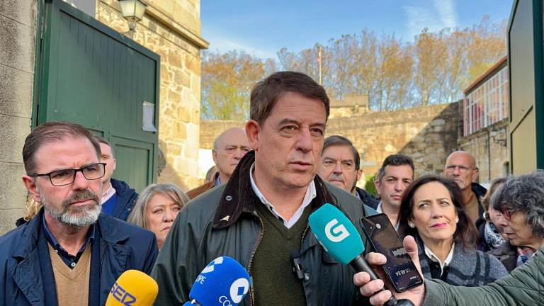 Gómez Besteiro, en el centro, durante su visita al edificio que custodia el archivo