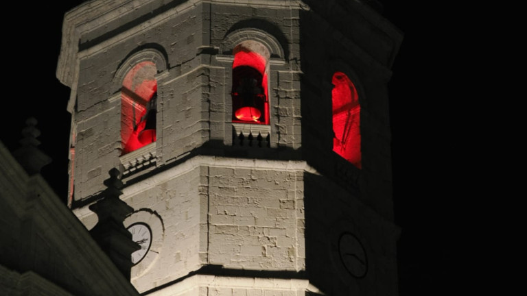 La Torre de la Catedral iluminada de rojo como imagen de la REDWEEK en la capital