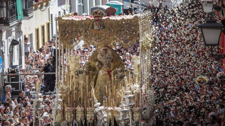 El palio de la Virgen de la Esperanza Macarena, a su paso por la calle Escoberos