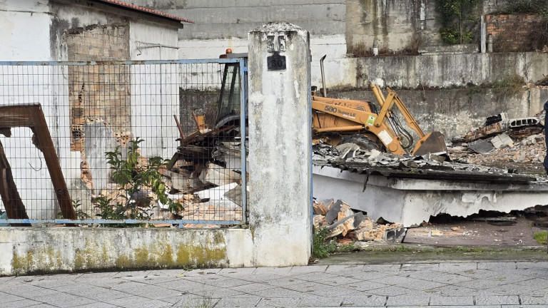 Naves abandonadas en Río Arnoia