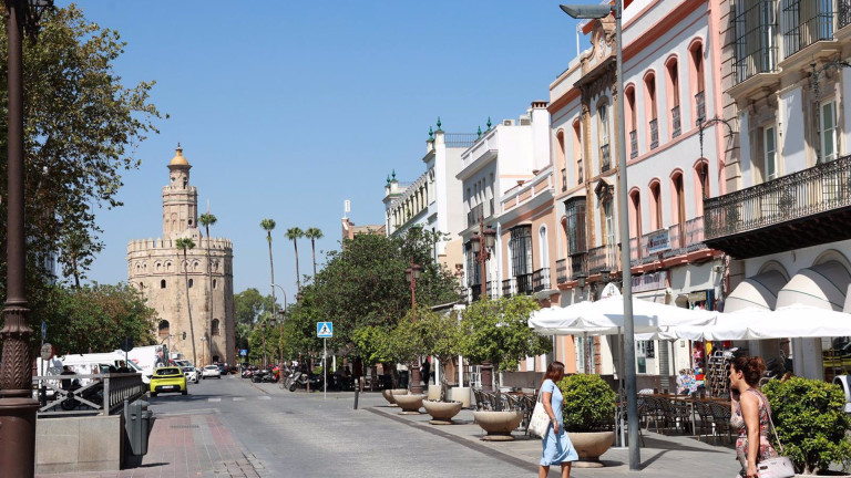 Calle Almirante Lobo en el centro de Sevilla, con la Torre del Oro al fondo