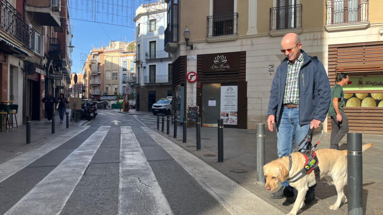 Paco y Zarza paseando por las calles de Murcia