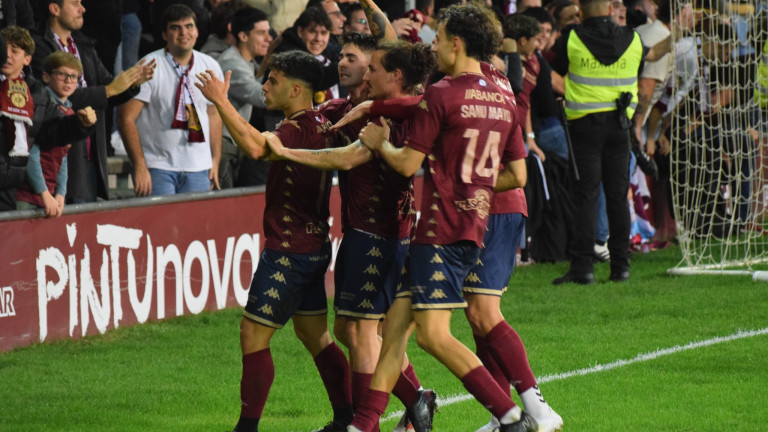 Los jugadores del Pontevedra celebran un gol ante el Salamanca