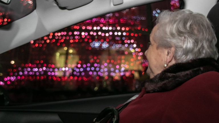 Una mujer observa las luces de Vigo a través de la ventanilla del taxi