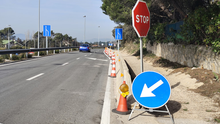 Barreras de hormigón para proteger a los peatones en la vía de servicio de la A-6