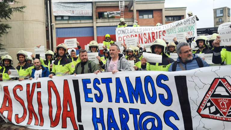 Imagen de la concentración a las puertas de Agirrelanda