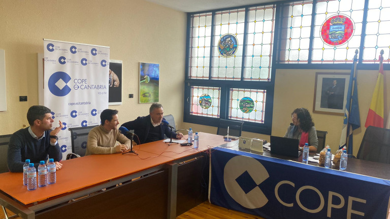 El equipo político de Liérganes junto a la presentadora de COPE Cristina Jimeno