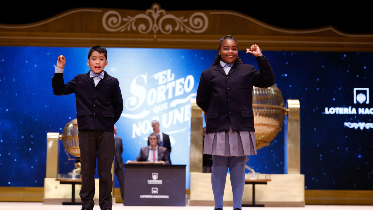 11840, tercer premio del Sorteo de la Lotería de Navidad; niños de la Residencia San Ildefonso de Madrid, Ainhoa Rosero y Axiel Kyron