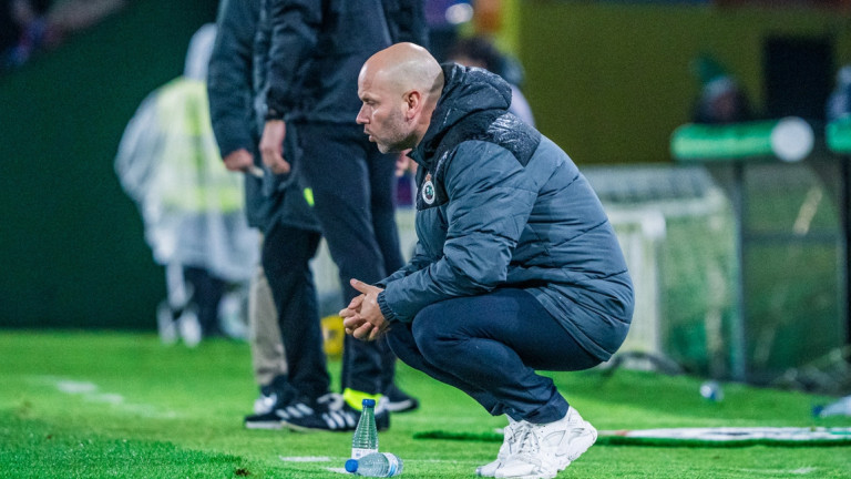 José Alberto, en cuclillas durante el partido ante el Eldense