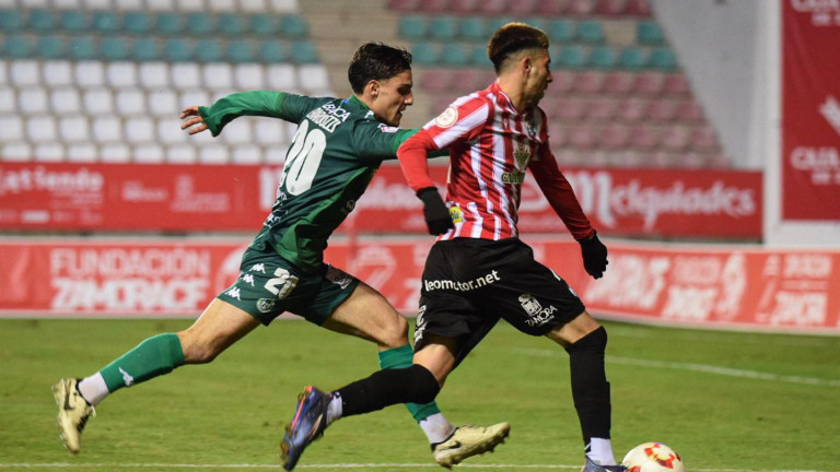 Rufo, jugador del Zamora, en el duelo ante el Arenteiro