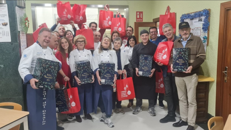 Coca-Cola reparte comidas de Navidad en Oviedo