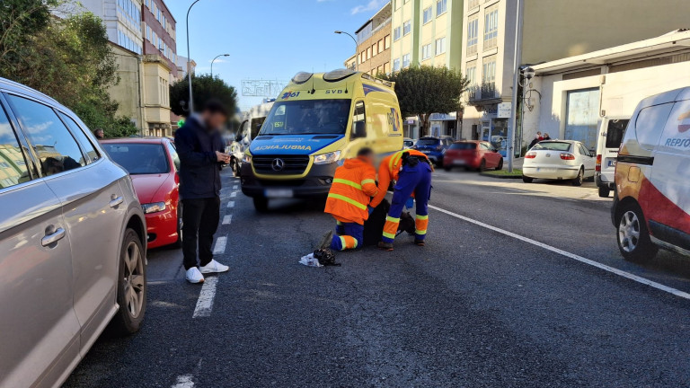 Los servicios de emergencia atendiendo al ciclista herido