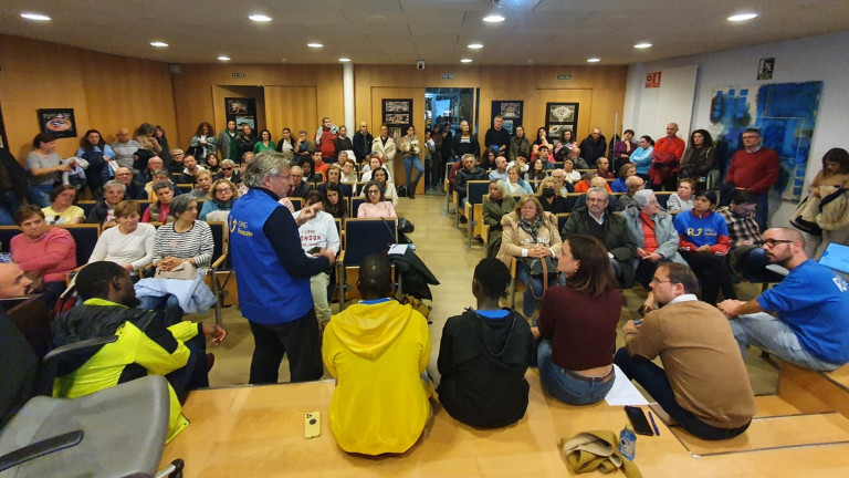 Multitudinaria reunión informativa sobre migrantes en Burela (Lugo)