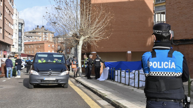 PALENCIA, 11/01/2025.- Efectivos policiales en las inmediaciones del lugar en el que un menor de edad ha matado, presuntamente, este sábado en plena calle a puñaladas a su padre en Palencia. EFE/ Almudena Álvarez