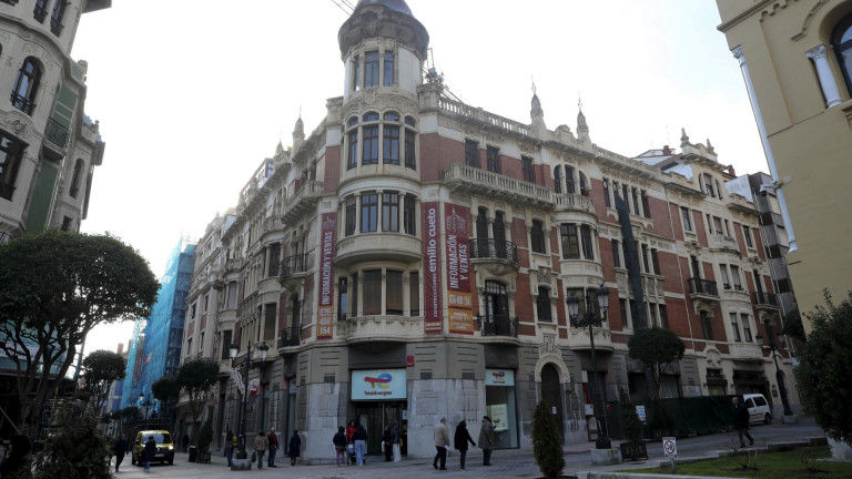 Los TEDAX retiran el proyectil hallado en un tejado de la calle Principado,Oviedo