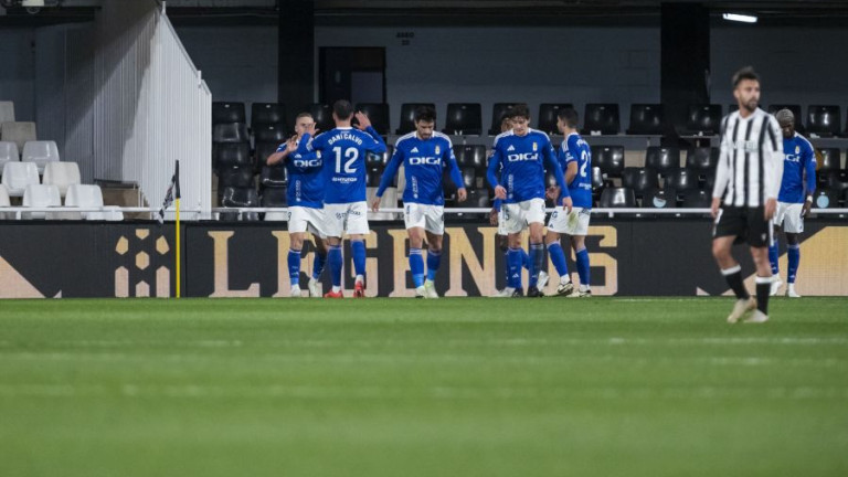 Los jugadores del Real Oviedo celebran el gol de la victoria