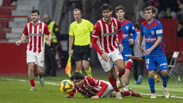 Una jugada del Sporting - Elche