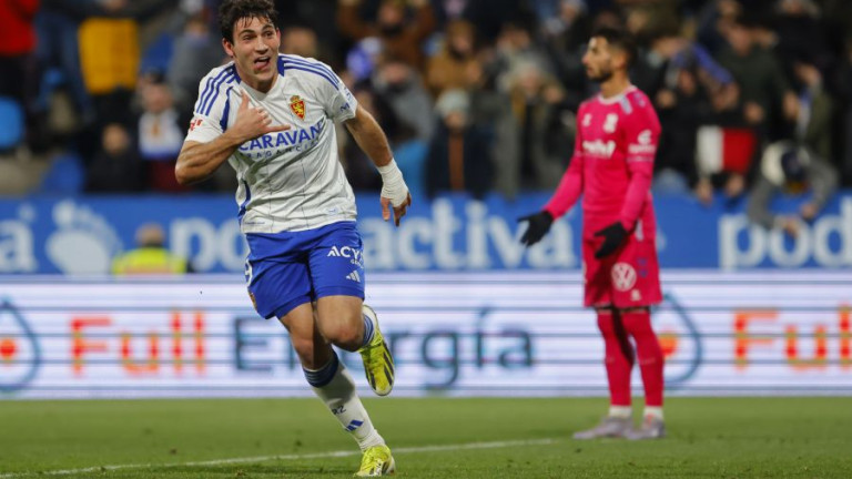 Iván Azón celebra el tanto con el que logró empatar dos el surrealista partido de este domingo ante el Tenerife en La Romareda