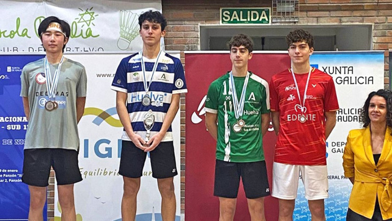 David Carvajal posa con la medalla de oro en el podio