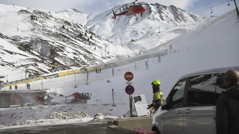 Un helicóptero participa en las labores de rescate en la estación de esquí de Astún.