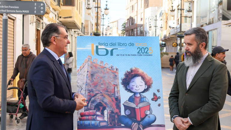 El concejal de Cutura, Santiago Parra, y el director de la feria, Jesús Boluda, con el cartel anunciador