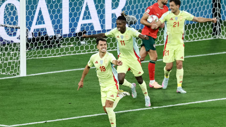 les joueurs espagnols célèbrent le but de Zubimendi face au Portugal