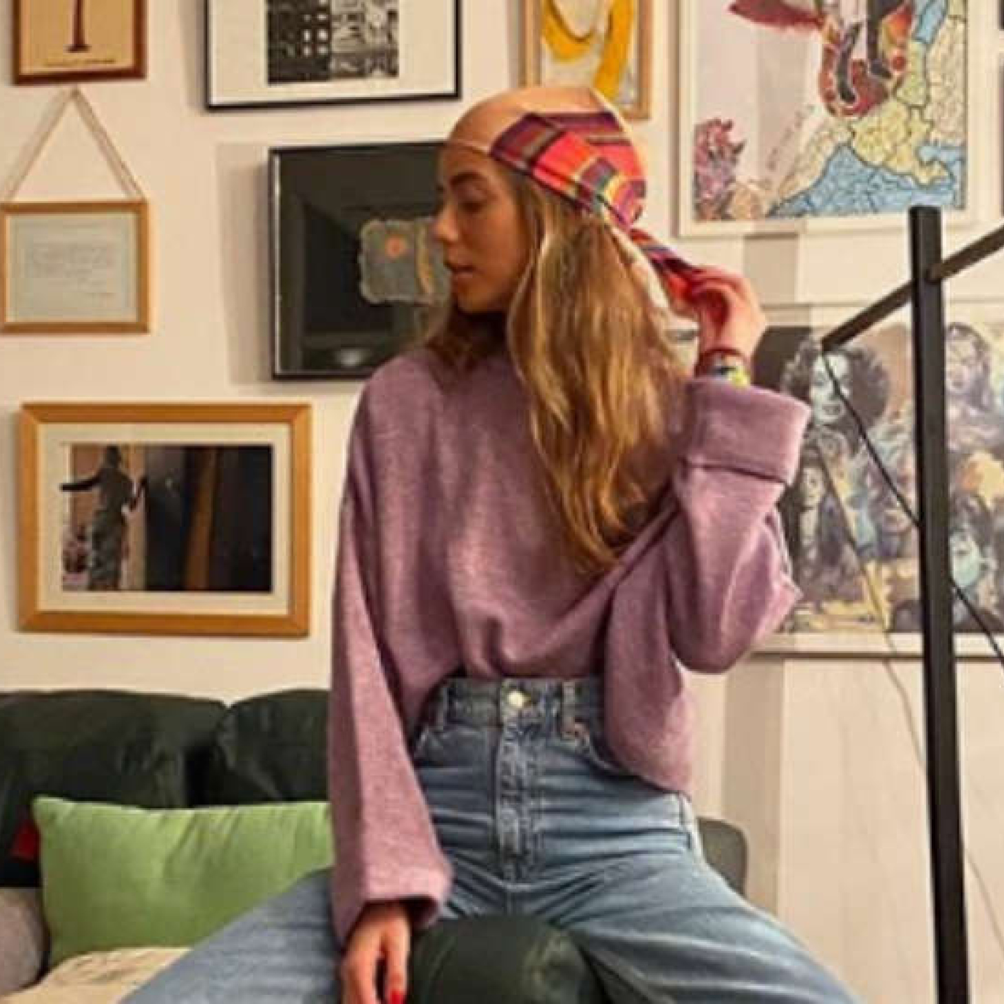 Abrigos largos, pañuelos de seda, los 'must have' de las influencer para la primavera episode artwork
