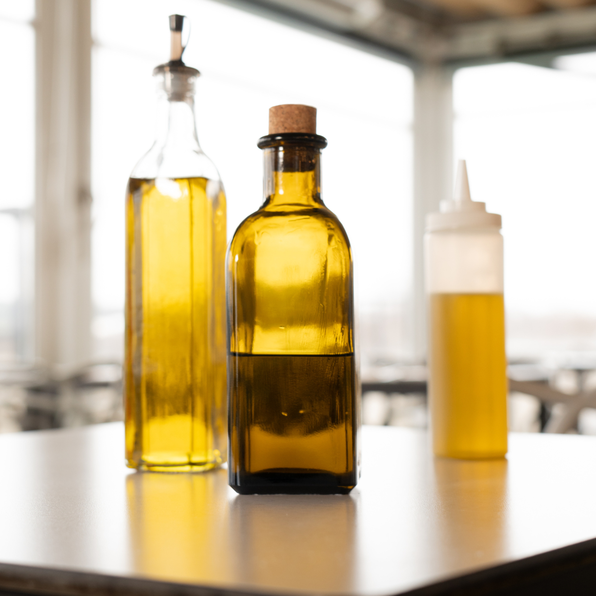 Presentar los aceites de oliva en envases irrellenables, que garanticen al 100% la integridad del producto y estén debidamente etiquetados.