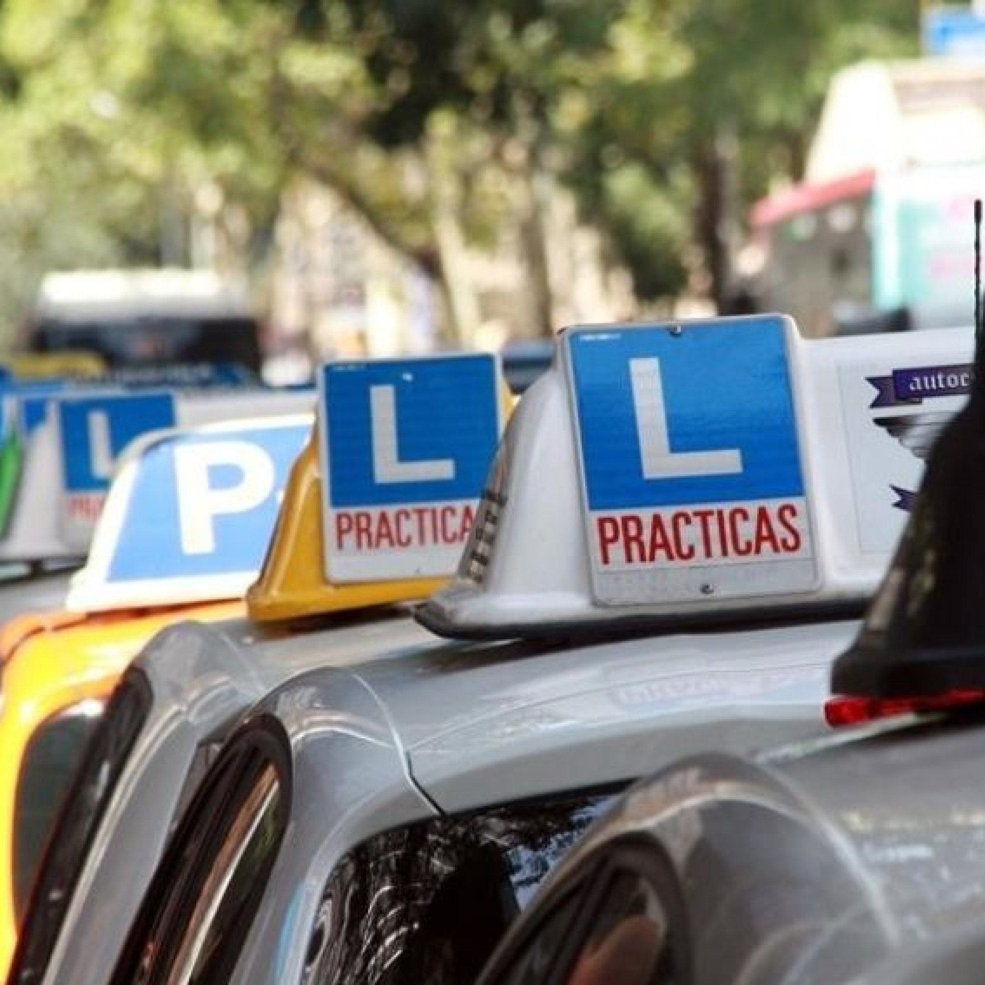 Fernando Lara, dueño de autoescuela: "Se van jubilando y no se reponen las plazas. Es cierto que entran 100 examinadores, pero las necesidades serían 200" episode artwork