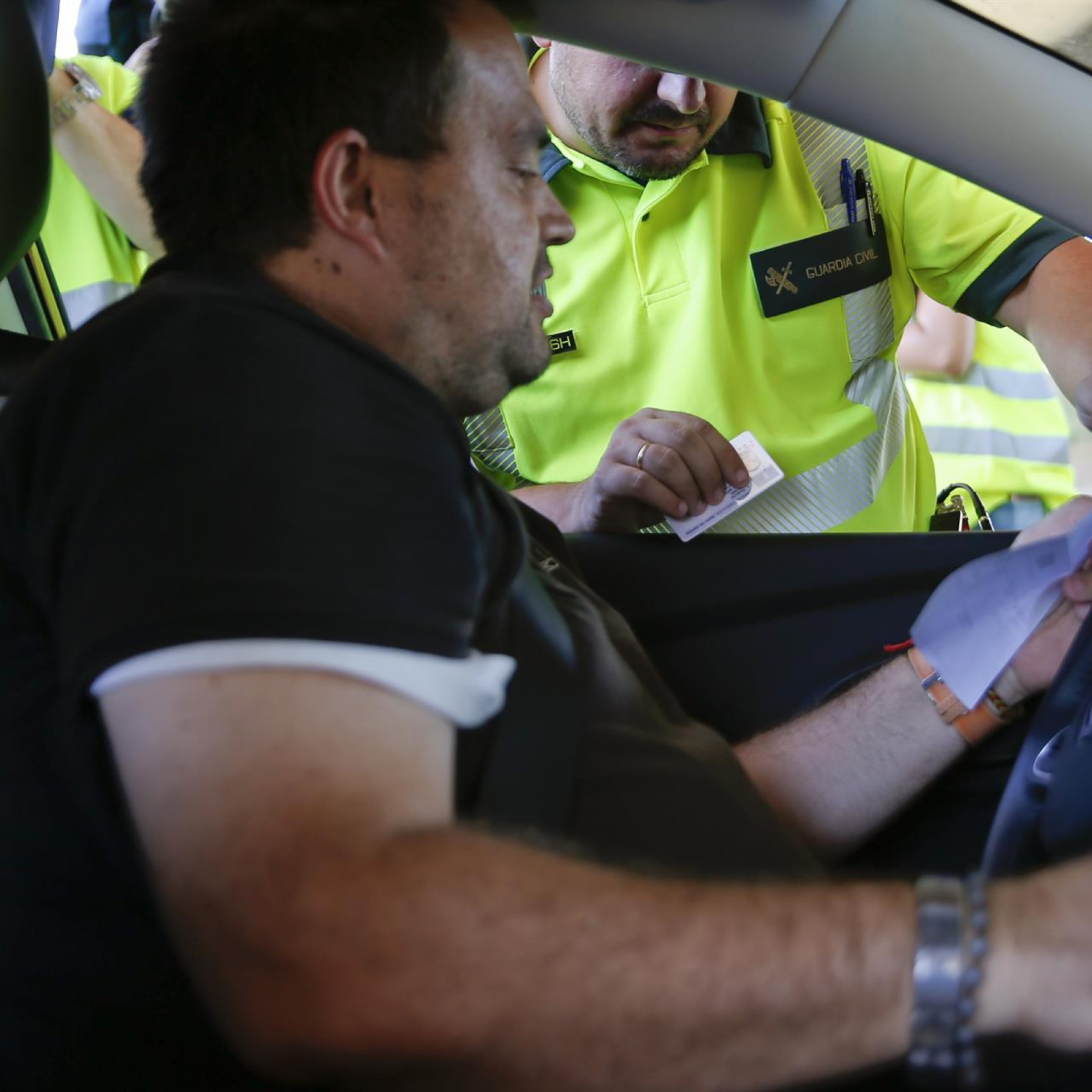 La DGT avisa: si dejas el coche a alguien conviene comunicarlo para evitar que las multas te lleguen episode artwork